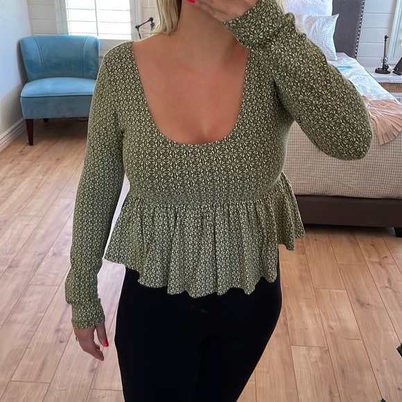 Ruffle long sleeve crop top scoop neck - Picture 1 of 4